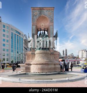 Istanbul, Türkei - 2. September 2022: Denkmal der Republik, oder Cumhuriyet Aniti Statue, auf dem Taksim Platz, an einem sonnigen Sommertag Stockfoto