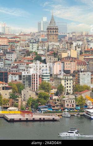 Istanbul Blick auf das Goldene Horn, Türkei, vom Meer aus mit Galata Tower am anderen Ende Stockfoto