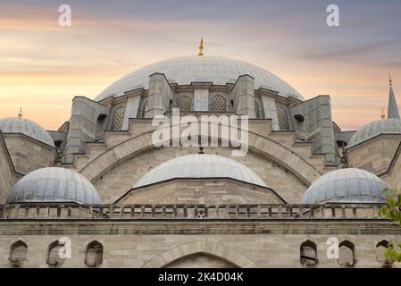 Außenaufnahme von Kuppeln aus osmanischer Zeit, der kaiserlichen Suleymaniye Moschee, der zweitgrößten Moschee der Stadt, auf dem dritten Hügel von Istanbul, Turkiye, erbaut 1557 Stockfoto