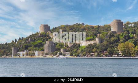 Ruinen von Rumelihisari, Bogazkesen Castle oder Rumelian Castle, an einem Sommertag, gelegen auf den Hügeln der europäischen Seite der Bosporus-Straße, Istanbul, Türkei, erbaut vom osmanischen Sultan Mehmet II Stockfoto