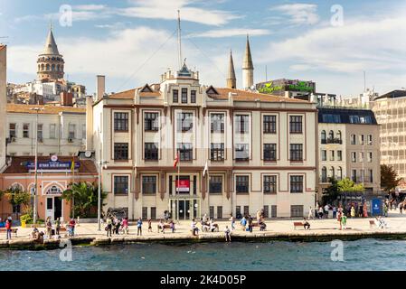 Istanbul, Türkei - 1. September 2022: Blick von der Bosporus-Straße des Istanbul Regional Port Authority Building, oder Istanbul Bolge Liman Baskanligi, mit Galata Turm im Hintergrund Stockfoto