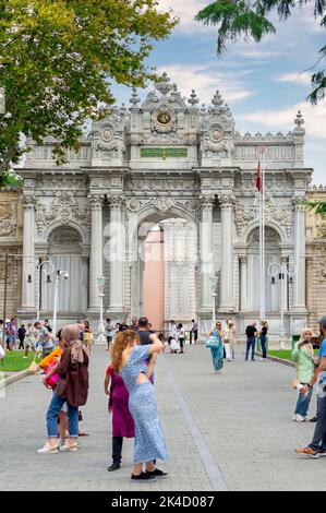 Istanbul, Türkei - 31. August 2022: Eingang zum Dolmabahce Palast, mit vielen Touristen, die den Ort besuchen Stockfoto