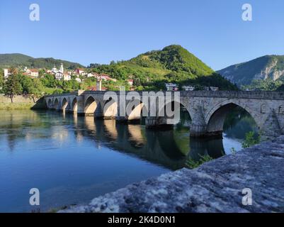 Eine Luftaufnahme der Mehmed Pasa Sokolovic Brücke in Bosnien und Herzegowina Stockfoto