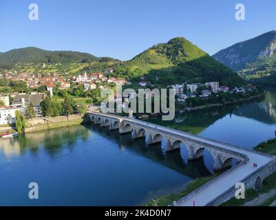 Eine Luftaufnahme der Mehmed Pasa Sokolovic Brücke in Bosnien und Herzegowina Stockfoto