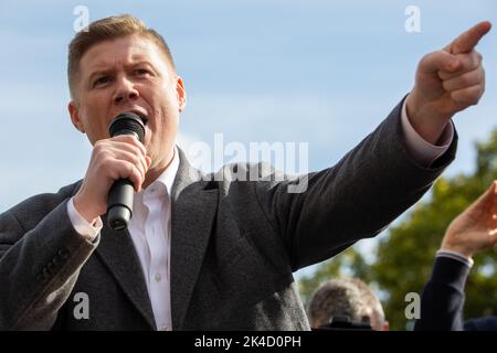 London, Großbritannien. 1.. Oktober 2022. Eddie Dempsey, Stellvertretender Generalsekretär der Nationalen Union der Arbeiter für Eisenbahn, Seeschifffahrt und Verkehr (RMT), spricht Gewerkschafter und Unterstützer vor dem Bahnhof Kings Cross an, während eines Aktionstages, der genug ist, um eine reale Gehaltserhöhung, Kürzungen der Energiekosten, ein Ende der Lebensmittelarmut, Menschenwürdige Wohnungen für alle und eine Vermögenssteuer für die Reichen. Genug ist eine Kampagne, die von Gewerkschaften und Gemeindeorganisationen gegründet wurde, um die Lebenshaltungskosten zu bekämpfen. Kredit: Mark Kerrison/Alamy Live Nachrichten Stockfoto