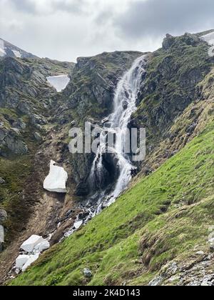Eine vertikale Aufnahme einer Wasserlandschaft, die über die Felsen fällt Stockfoto