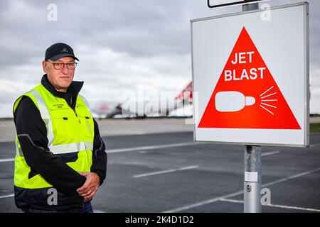 Leipzig, Deutschland. 27. September 2022. Jörg Puchmüller, Fluglärmabwehrbeauftragter des Landes Sachsen, steht vor einem Warnschild vor Flugzeugturbinen am Flughafen Leipzig/Halle. Der Flughafen modernisiert derzeit seine Motorentesthalle, um die Geräuschentwicklung während der Motorentestfahrten zu reduzieren. Der 76 Meter lange, 90 Meter breite und 22 Meter hohe Hangar kann auch zum Testen von Triebwerken des größten serienmäßig produzierten Frachtflugzeugs der Welt verwendet werden. Puchmüller ist seit einem Jahr Fluglärmschutzbeauftragter in Sachsen. Quelle: Jan Woitas/dpa/Alamy Live News Stockfoto