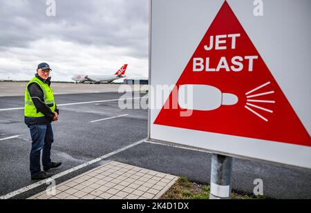 Leipzig, Deutschland. 27. September 2022. Jörg Puchmüller, Fluglärmabwehrbeauftragter des Landes Sachsen, steht vor einem Warnschild am Flughafen Leipzig/Halle. Der Flughafen modernisiert derzeit seine Motorentesthalle, um die Geräuschentwicklung während der Motorentestfahrten zu reduzieren. Der 76 Meter lange, 90 Meter breite und 22 Meter hohe Hangar kann auch zum Testen von Triebwerken des größten serienmäßig produzierten Frachtflugzeugs der Welt verwendet werden. Puchmüller ist seit einem Jahr Fluglärmschutzbeauftragter in Sachsen. Quelle: Jan Woitas/dpa/Alamy Live News Stockfoto