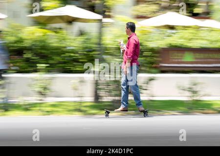 Junger Mann, Person, Skateboard, Skateboarding, Skateboarding, Straße, Hintergrund, Bewegungsunschärfe, verschwommen, unscharf, unscharf, Mexiko Stockfoto