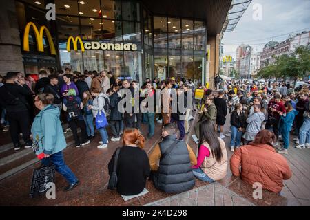 Kiew, Ukraine. 01. Oktober 2022. Nach der Wiedereröffnung der Kette in Kiew warten in der Nähe des McDonald's-Restaurants Menschen in der Schlange. Die Fast-Food-Kette McDonalds hat 10 Restaurants in Kiew wieder eröffnet und nimmt ihren Speisenservice wieder auf, erstmals nachdem sie ihre Restaurants im Februar 2022 aufgrund der russischen Invasion in der Ukraine geschlossen hatten. Kredit: SOPA Images Limited/Alamy Live Nachrichten Stockfoto