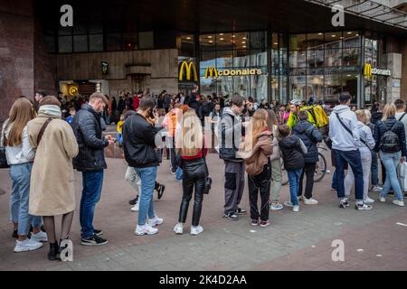 Kiew, Ukraine. 01. Oktober 2022. Nach der Wiedereröffnung der Kette in Kiew warten in der Nähe des McDonald's-Restaurants Menschen in der Schlange. Die Fast-Food-Kette McDonalds hat 10 Restaurants in Kiew wieder eröffnet und nimmt ihren Speisenservice wieder auf, erstmals nachdem sie ihre Restaurants im Februar 2022 aufgrund der russischen Invasion in der Ukraine geschlossen hatten. Kredit: SOPA Images Limited/Alamy Live Nachrichten Stockfoto