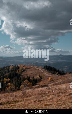 Lange Offroad-Tour in den Bergen. Herbstlandschaft an sonnigen Tagen Stockfoto