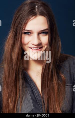 Ein wunderbares Lächeln. Kopf- und Schulterporträt einer wunderschönen jungen Frau, die im Studio lächelt. Stockfoto