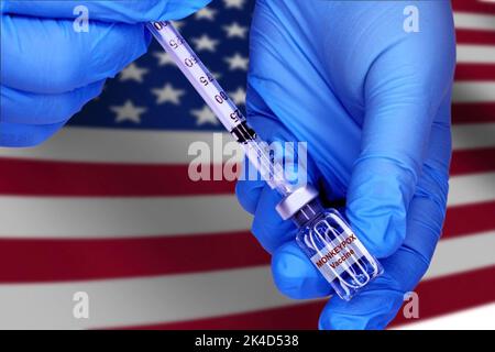 Nahaufnahme von Händen in blauen medizinischen Handschuhen mit einer Impfstoffflasche mit Monkeypox auf verschwommenem Hintergrund der amerikanischen Flagge Stockfoto
