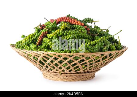 Stapel frisch geernteter schwarzer Pfefferkörner in einem Korb oder Behälter, schwarzer Pfeffer, Früchte oder Steinfrüchte, würzige und würzige Zutat isoliert auf Weiß Stockfoto