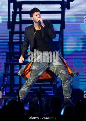 MIAMI, FL-OCT 1: Sebastian Yatra tritt auf der Bühne während der „DHARMA“-Tour in der FTX Arena am 1. Oktober 2022 in Miami, Florida auf (Foto von Alberto E. Tamargo/Sipa USA) Stockfoto