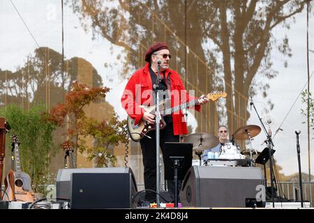 San Francisco, CA, 1.. Oktober 2022, tritt der zweimalige Grammy-Gewinner Elvis Costello beim kaum Strictly Bluegrass Festival 2022 im Golden Gate Park auf. Quelle: Tim Fleming/Alamy Live News Stockfoto