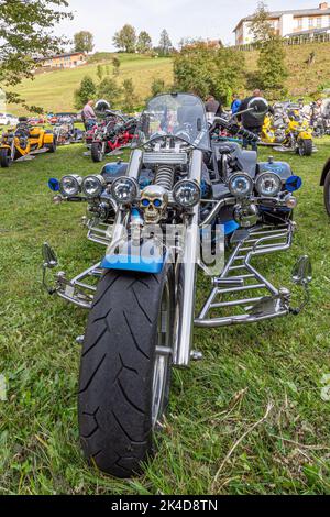 Ein Event für Auto-Liebhaber und Tuner in einem lilenhaften Dorf in der weststeiermark Stockfoto