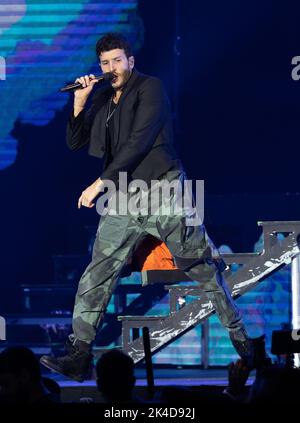 MIAMI, FL-OCT 1: Sebastian Yatra tritt auf der Bühne während der „DHARMA“-Tour in der FTX Arena am 1. Oktober 2022 in Miami, Florida auf (Foto von Alberto E. Tamargo/Sipa USA) Stockfoto