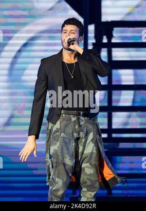 MIAMI, FL-OCT 1: Sebastian Yatra tritt auf der Bühne während der „DHARMA“-Tour in der FTX Arena am 1. Oktober 2022 in Miami, Florida auf (Foto von Alberto E. Tamargo/Sipa USA) Stockfoto