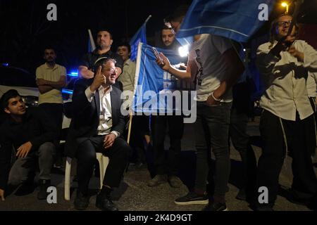 JERUSALEM, ISRAEL - 1. OKTOBER: Rechtsextreme, Gesetzgeber Itamar Ben-Gvir, der sich für die Vertreibung israelisch-arabischer, nicht genügend loyal gegenüber Israel einsetzt, und Anführer der Otzma Yehudit (jüdische Macht) Partei, mit seinen Unterstützern in Sheikh Jarrah, einem überwiegend palästinensischen Viertel, am 1. Oktober 2022 in Jerusalem, Israel. Meinungsumfragen prognostizierten, dass die Allianz von Ben-Gvir 12 Sitze einnehmen würde, was das Parlament zum viertgrößten bei den Wahlen im November des Landes machen würde. Kredit: Eddie Gerald/Alamy Live Nachrichten Stockfoto