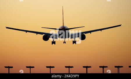 Richmond, British Columbia, Kanada. 1. Oktober 2022. Ein British Airways Boeing 777-200ER Jetliner (G-YMMG) landet bei Sonnenuntergang am Vancouver International Airport. (Bild: © Bayne Stanley/ZUMA Press Wire) Bild: ZUMA Press, Inc./Alamy Live News Stockfoto