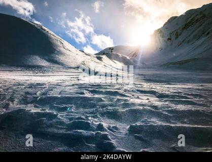 Schöne dramatische Berg eisigen Abfahrt am Morgen in Gudauri, Georgia. Kaukasus-Skigebiete und -Resorts für das Skifahren im Backcountry Stockfoto