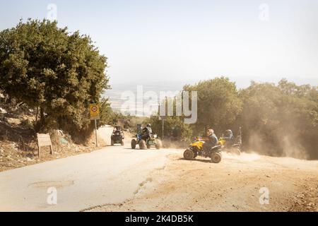 Eine Gruppe von Leuten, die Quad-Bikes auf dem Mount Carmel, Israel, fahren Stockfoto