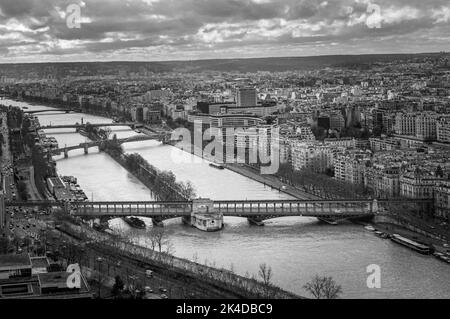 Blick auf den Fluss Sena vom Eiffelturm in Schwarz und Weiß. Stockfoto