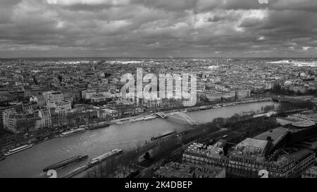 Blick auf den Fluss Sena vom Eiffelturm in Schwarz und Weiß. Stockfoto