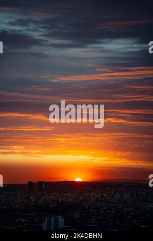 Eine vertikale Aufnahme des wunderschönen goldenen Sonnenuntergangs Stockfoto