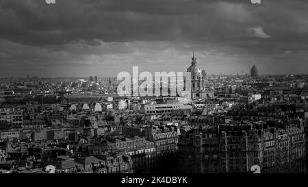 Blick auf den Invalidendom vom Eiffelturm. Schwarz und Weiß. Stockfoto