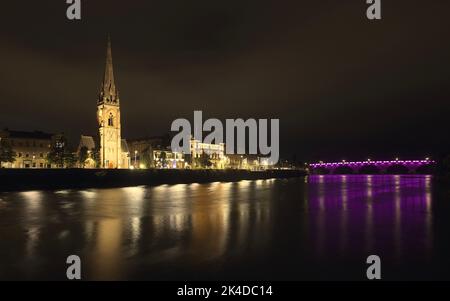 Tay Street, Perth, von der anderen Flussseite aus, bei Nacht: Gebäude an der Smeatons-Brücke leuchten gelb-violett Stockfoto