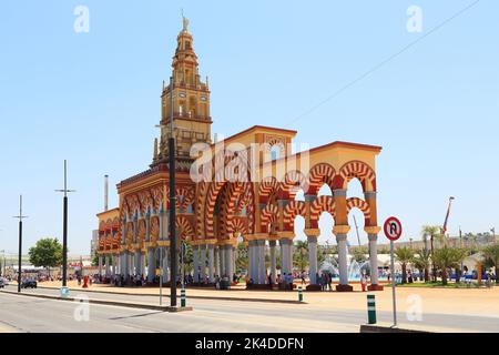 CORDOBA, SPANIEN - 23. MAI 2017: Dies ist ein gewölbter Eingang im Neo-Mudejar-Stil zur festlichen Stätte. Stockfoto