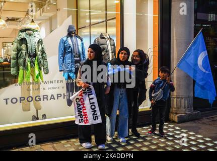 London, Großbritannien. 02. Oktober 2022. Eine Gruppe von Kindern wartet darauf, dass die protestierende Menge entlang der Regent Street in Richtung der chinesischen Botschaft geht. Hunderte von Menschen nahmen an einem Protest gegen die Kommunistische Partei Chinas am chinesischen Nationalfeiertag in London Teil und marschierten zur chinesischen Botschaft. (Foto von Jasmine Leung/SOPA Images/Sipa USA) Quelle: SIPA USA/Alamy Live News Stockfoto