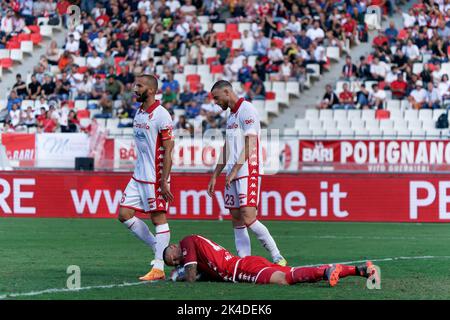 San Nicola Stadium, Bari, Italien, 01. Oktober 2022, Valerio Di Cesare (SSC Bari) Francesco Vicari (SSC Bari) und Elia Caprile (SSC Bari) während des SSC B Stockfoto