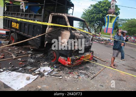 Malang, Indonesien. 1. Oktober 2022. Das am 2. Oktober 2022 aufgenommene Foto zeigt das Wrack eines verbrannten Lastwagens vor dem Kanjuruhan-Stadion in Malang in der Provinz Ost-Java, Indonesien. Mindestens 129 Menschen wurden am Samstagabend bei einem Fußballspiel in der indonesischen Provinz Malang, Ost-Java, getötet und 180 weitere verletzt, wie die indonesische Polizei am Sonntag mitteilte. Quelle: Xinhua/Alamy Live News Stockfoto