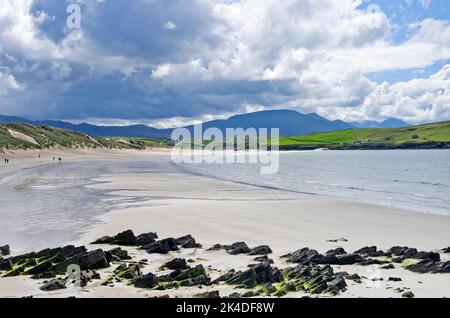 Blick auf den weißen Sandstrand mit Dünenrücklage an der Balnakeil Bay, Durness, Sutherland, den schottischen Highlands, Balnakeil Housr, der nur in der Ferne zu sehen ist. Stockfoto