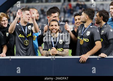 SYDNEY, AUSTRALIEN - 1. OKTOBER: Danny De Silva vom MacArthur FC feiert mit Teamkollegen nach dem Australien-Cup-Finale zwischen dem Sydney United 58 FC und dem MacArthur FC am 1. Oktober 2022 im CommBank Stadium in Sydney, Australien Credit: IOIO IMAGES/Alamy Live News Stockfoto