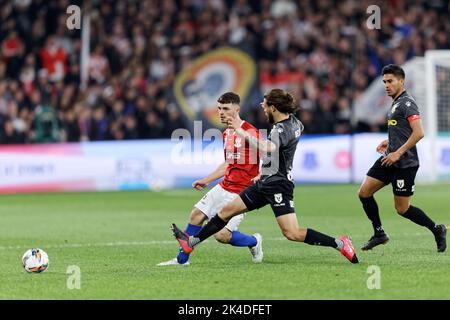 SYDNEY, AUSTRALIEN - 1. OKTOBER: Tariq Maia von Sydney United tritt mit Danny De Silva von MacArthur FC während des Australien Cup Final Match zwischen Sydney United 58 FC und MacArthur FC im CommBank Stadium am 1. Oktober 2022 in Sydney, Australien, um den Ball an.Quelle: IOIO IMAGES/Alamy Live News Stockfoto