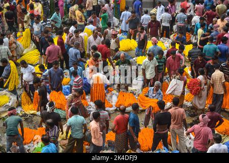 Kalkutta, Indien. 02. Oktober 2022. Während des Durga Puja Festivals in Kalkutta verkaufen Händler Blumen auf einem Markt. (Foto von Sudipta das/Pacific Press) Quelle: Pacific Press Media Production Corp./Alamy Live News Stockfoto