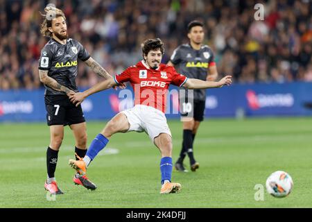 SYDNEY, AUSTRALIEN - 1. OKTOBER: Yianni Perkatis von Sydney United startet mit Danny De Silva vom MacArthur FC beim Australien Cup Final Spiel zwischen dem Sydney United 58 FC und dem MacArthur FC am 1. Oktober 2022 im CommBank Stadium in Sydney, Australien Credit: IOIO IMAGES/Alamy Live News Stockfoto