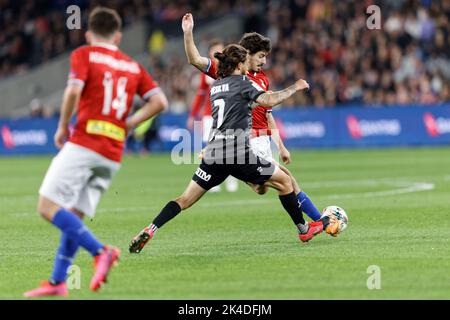 SYDNEY, AUSTRALIEN - 1. OKTOBER: Yianni Perkatis von Sydney United startet mit Danny De Silva vom MacArthur FC beim Australien Cup Final Spiel zwischen dem Sydney United 58 FC und dem MacArthur FC am 1. Oktober 2022 im CommBank Stadium in Sydney, Australien Credit: IOIO IMAGES/Alamy Live News Stockfoto