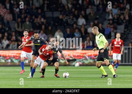 SYDNEY, AUSTRALIEN - 1. OKTOBER: Tariq Maia von Sydney United tritt mit Danny De Silva von MacArthur FC während des Australien Cup Final Match zwischen Sydney United 58 FC und MacArthur FC im CommBank Stadium am 1. Oktober 2022 in Sydney, Australien, um den Ball an.Quelle: IOIO IMAGES/Alamy Live News Stockfoto