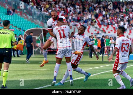 San Nicola Stadium, Bari, Italien, 01. Oktober 2022, Waild Cheddira (SSC Bari) Valerio Di Cesare (SSC Bari) Michael Folorunsho (SSC Bari) und Nicola Bel Stockfoto