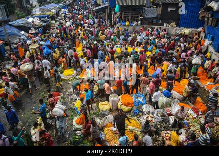 Kalkutta, Indien. 02. Oktober 2022. Während des Durga Puja Festivals in Kalkutta verkaufen Händler Blumen auf einem Markt. (Foto von Sudipta das/Pacific Press) Quelle: Pacific Press Media Production Corp./Alamy Live News Stockfoto