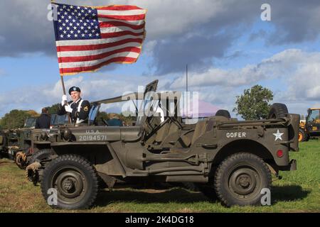 Langar, Nottinghamshire, Großbritannien. 1.. Oktober 2022. Servicemitarbeiter von RAF Molesworth nehmen an der Enthüllung eines neuen Denkmals auf dem Flugplatz Langar Teil, das an amerikanische Servicemitarbeiter erinnert, die ihr Leben verloren haben. Operation Market Garden Bildquelle: Tim Scrivener/Alamy Live News Stockfoto