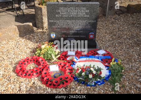 Langar, Nottinghamshire, Großbritannien. 1.. Oktober 2022. Servicemitarbeiter von RAF Molesworth nehmen an der Enthüllung eines neuen Denkmals auf dem Flugplatz Langar Teil, das an amerikanische Servicemitarbeiter erinnert, die ihr Leben verloren haben. Operation Market Garden . Bildquelle: Tim Scrivener/Alamy Live News Stockfoto