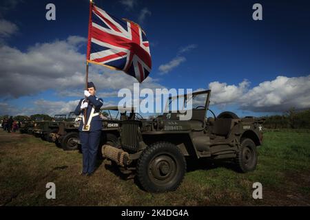 Langar, Nottinghamshire, Großbritannien. 1.. Oktober 2022. Servicemitarbeiter von RAF Molesworth nehmen an der Enthüllung eines neuen Denkmals auf dem Flugplatz Langar Teil, das an amerikanische Servicemitarbeiter erinnert, die ihr Leben verloren haben. Operation Market Garden Bildquelle: Tim Scrivener/Alamy Live News Stockfoto