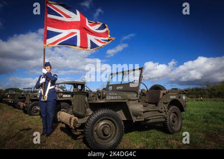 Langar, Nottinghamshire, Großbritannien. 1.. Oktober 2022. Servicemitarbeiter von RAF Molesworth nehmen an der Enthüllung eines neuen Denkmals auf dem Flugplatz Langar Teil, das an amerikanische Servicemitarbeiter erinnert, die ihr Leben verloren haben. Operation Market Garden Bildquelle: Tim Scrivener/Alamy Live News Stockfoto